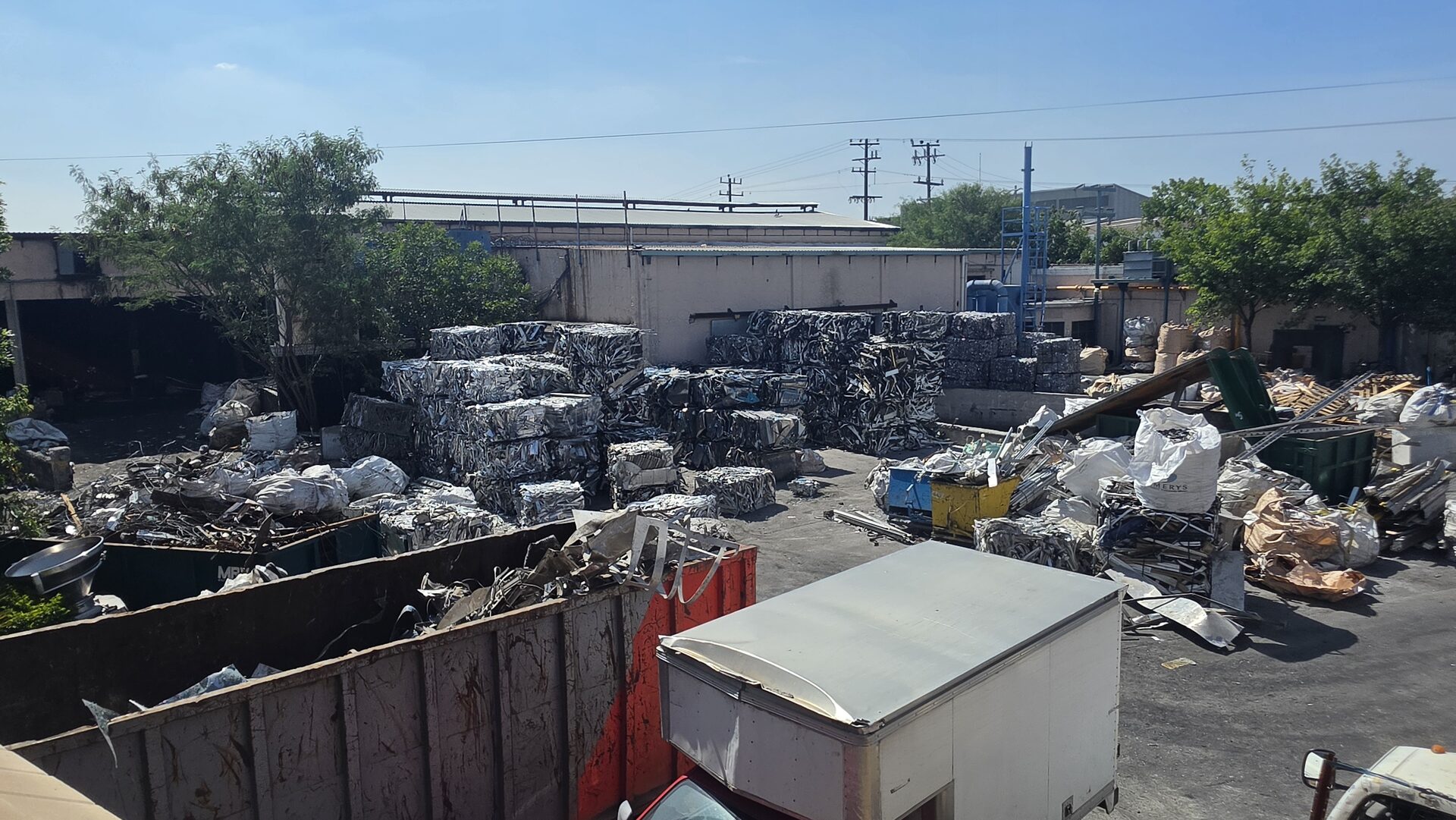 Patio de MRV en Pesquería con material clasificado y contenedores
